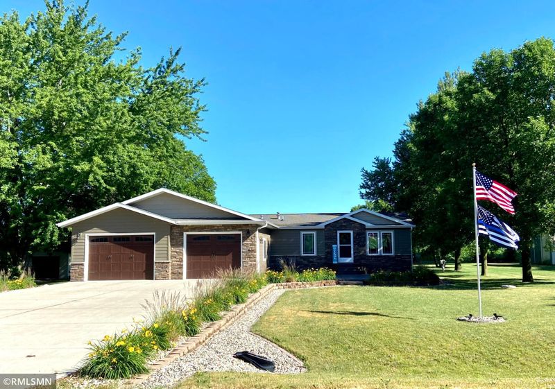 41 Lakeview Dr, Slayton, MN 56172