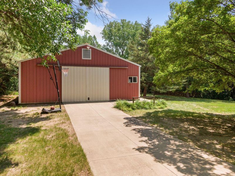 5447 Pinewood Dr, Carver, MN 55315