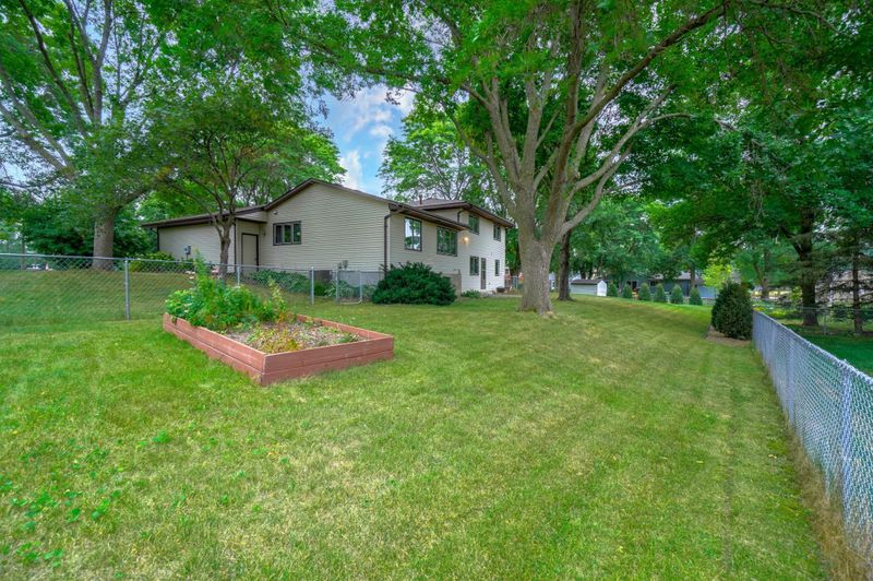3648 Hadley Ct, Oakdale, MN 55128