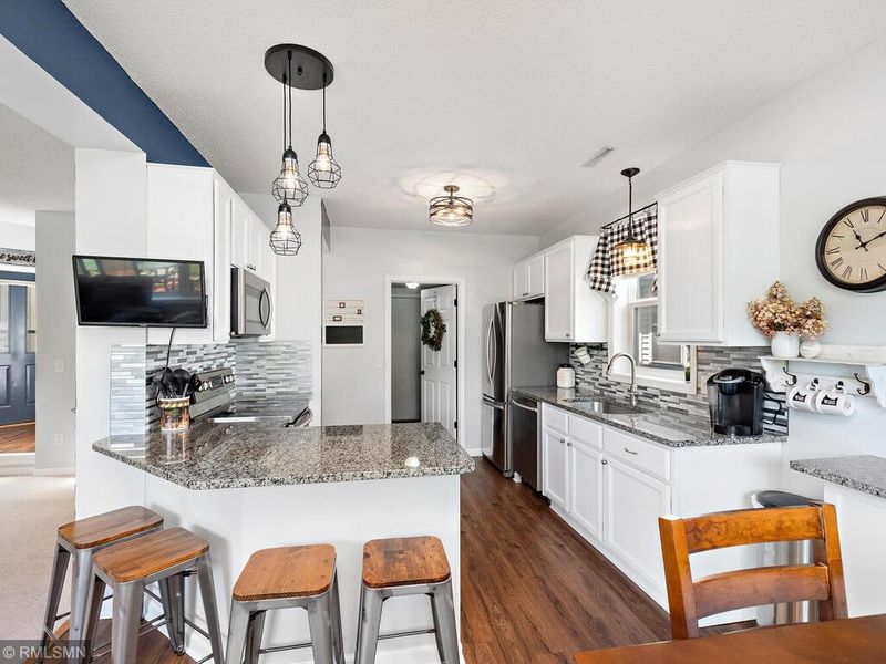 8761 N Bay Dr, Chanhassen, MN 55317