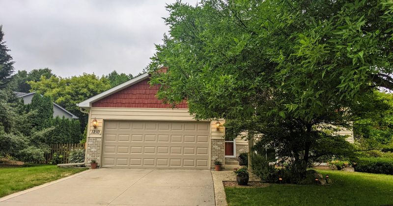 1210 Paddock Trl, Woodbury, MN 55125