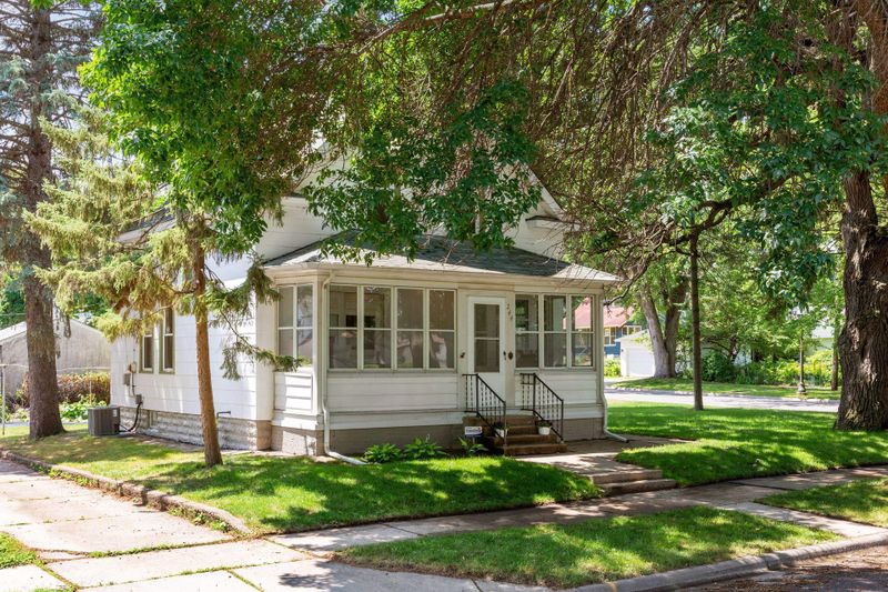 244 Sidney St W, Saint Paul, MN 55107