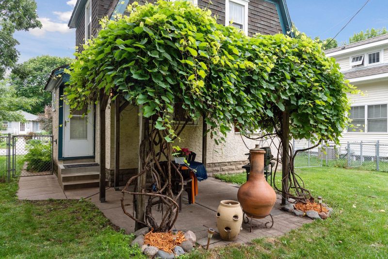 1306 Laurel Ave, Saint Paul, MN 55104