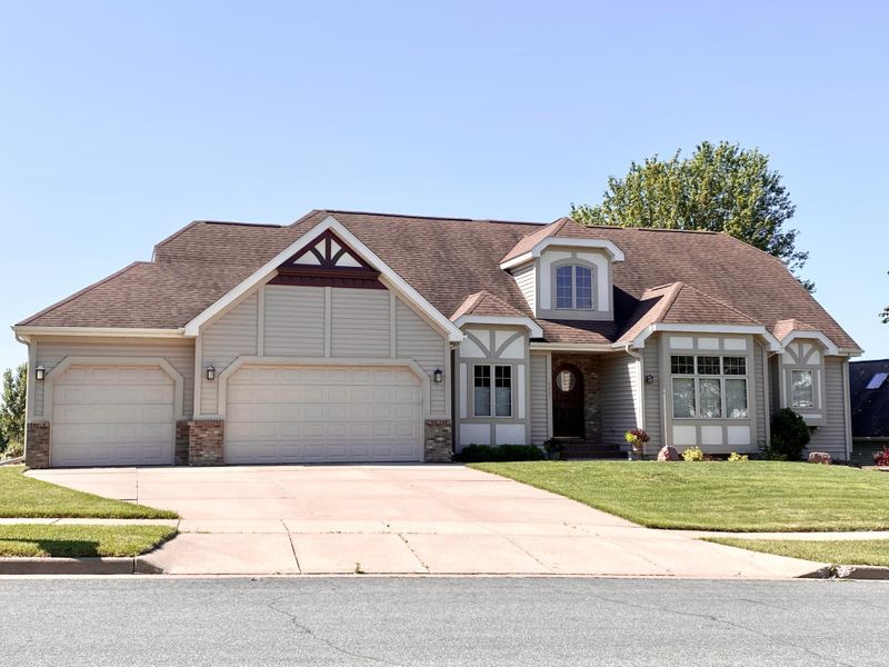 4401 S Oakwood Hills Pw, Eau Claire, WI 54701