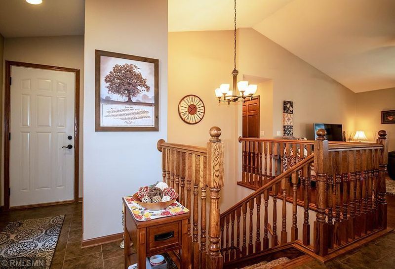 2204 Rolling Green Ln, North Mankato, MN 56003