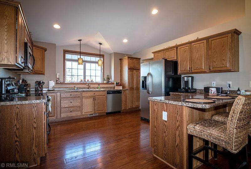 2204 Rolling Green Ln, North Mankato, MN 56003