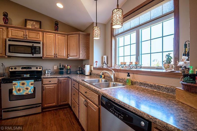 2204 Rolling Green Ln, North Mankato, MN 56003