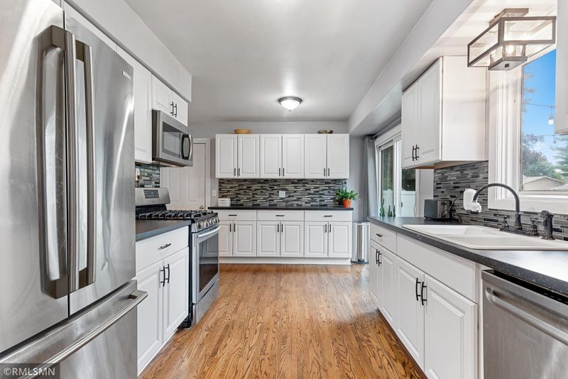 260 Strese Ln, Apple Valley, MN 55124