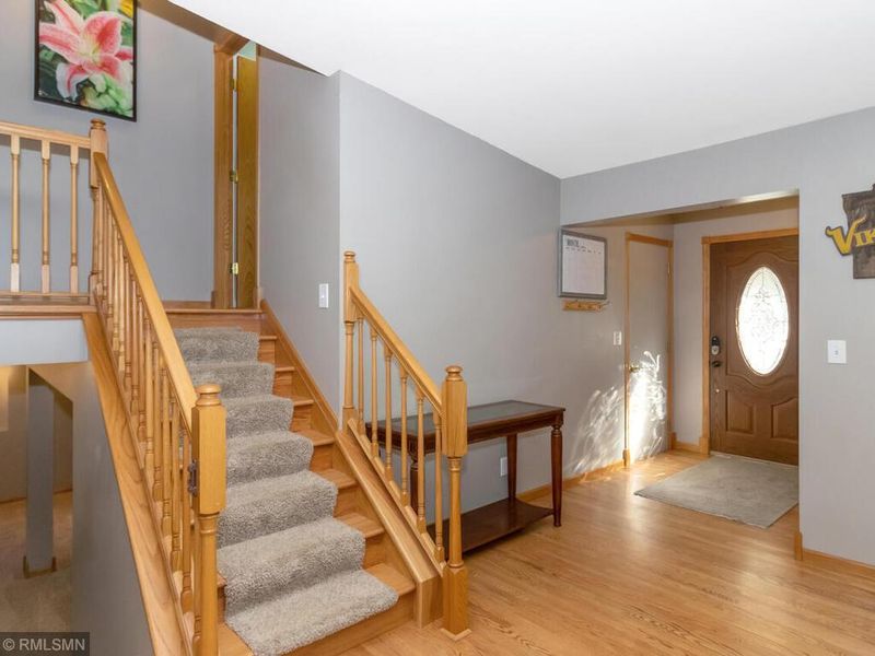 8510 Darnel Rd, Eden Prairie, MN 55347
