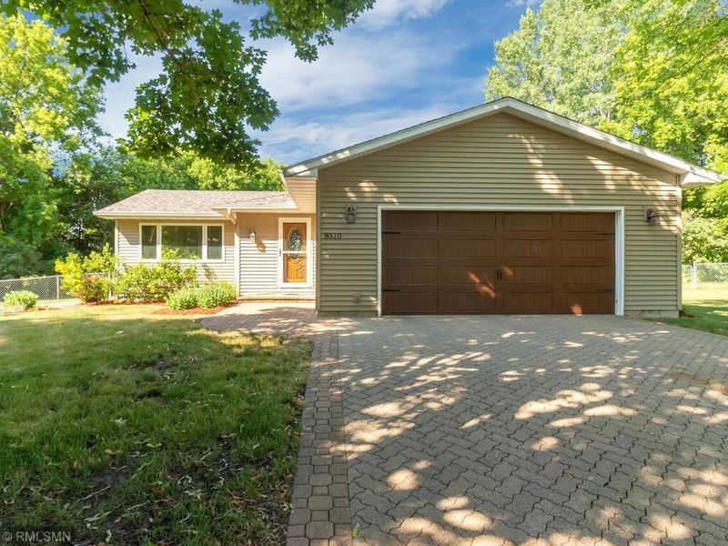 8510 Darnel Rd, Eden Prairie, MN 55347
