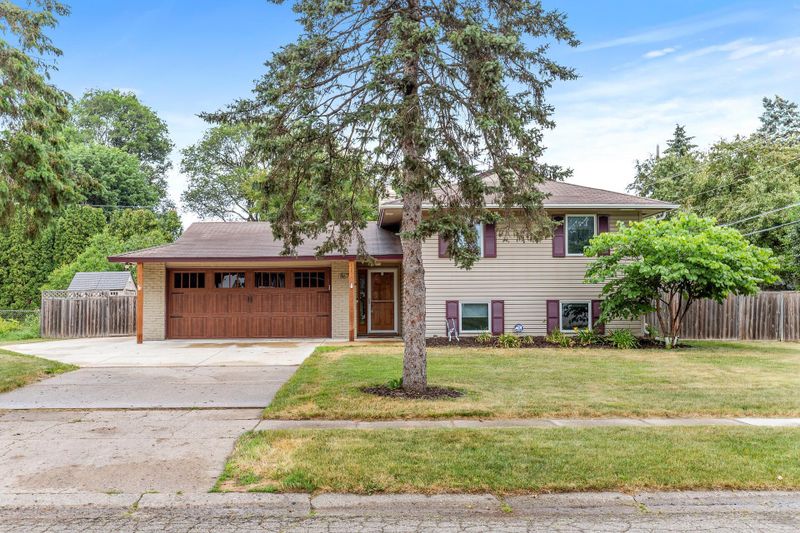 867 Haralson Dr, Apple Valley, MN 55124