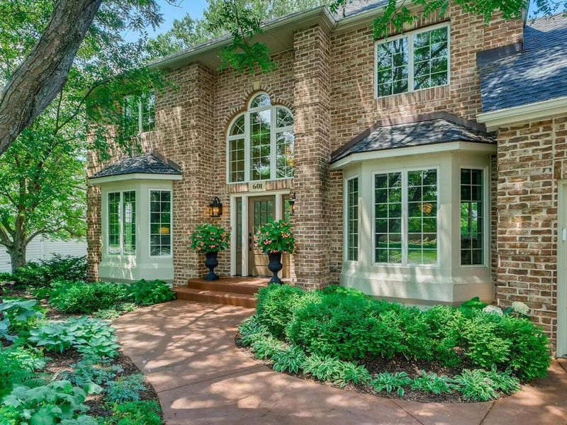 601 Pond View Dr, Mendota Heights, MN 55120