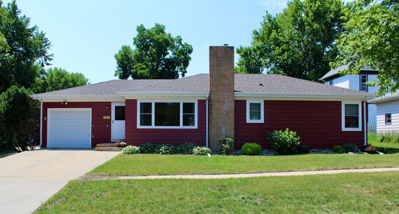 109 W Dodge St, Luverne, MN 56156