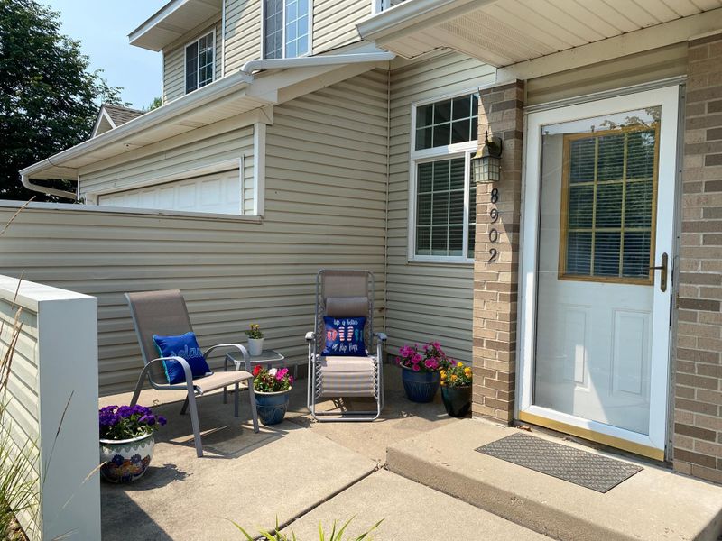 8902 Spring Ln, Woodbury, MN 55125