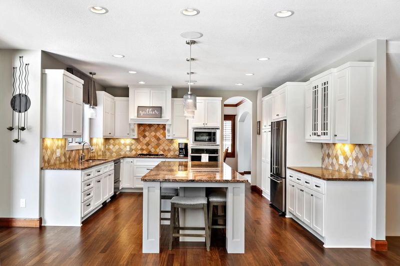 10072 Trails End Rd, Chanhassen, MN 55317