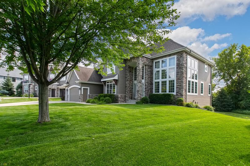 10072 Trails End Rd, Chanhassen, MN 55317