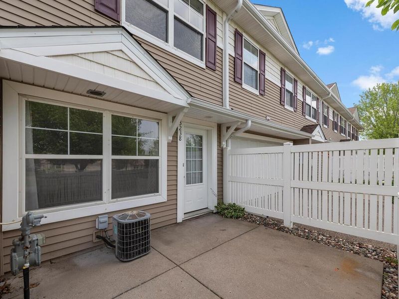 3238 Oak View Dr, Woodbury, MN 55129