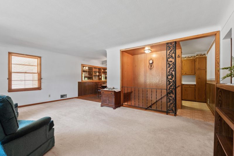 2556 Avon St N, Roseville, MN 55113
