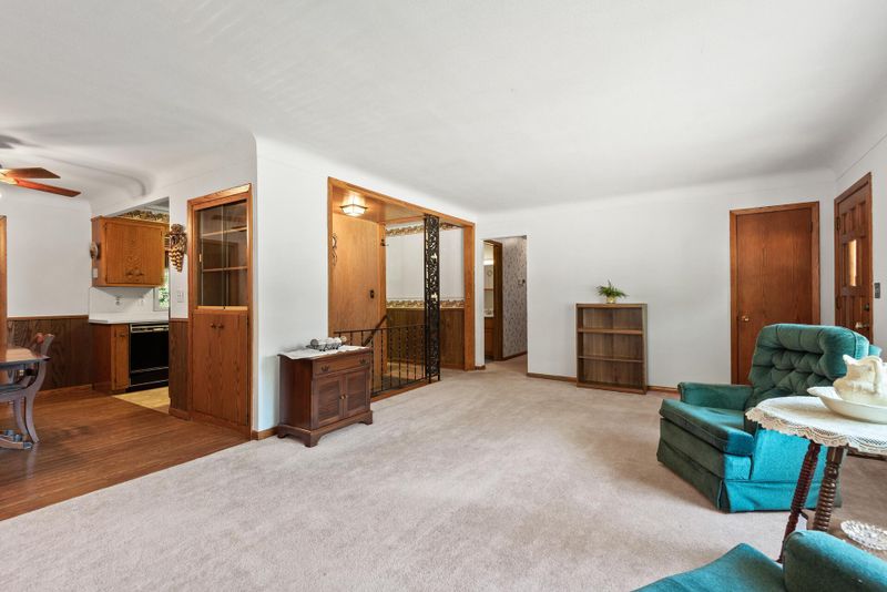 2556 Avon St N, Roseville, MN 55113