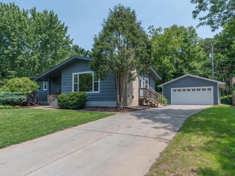 918 Mcknight Rd N, Maplewood, MN 55119