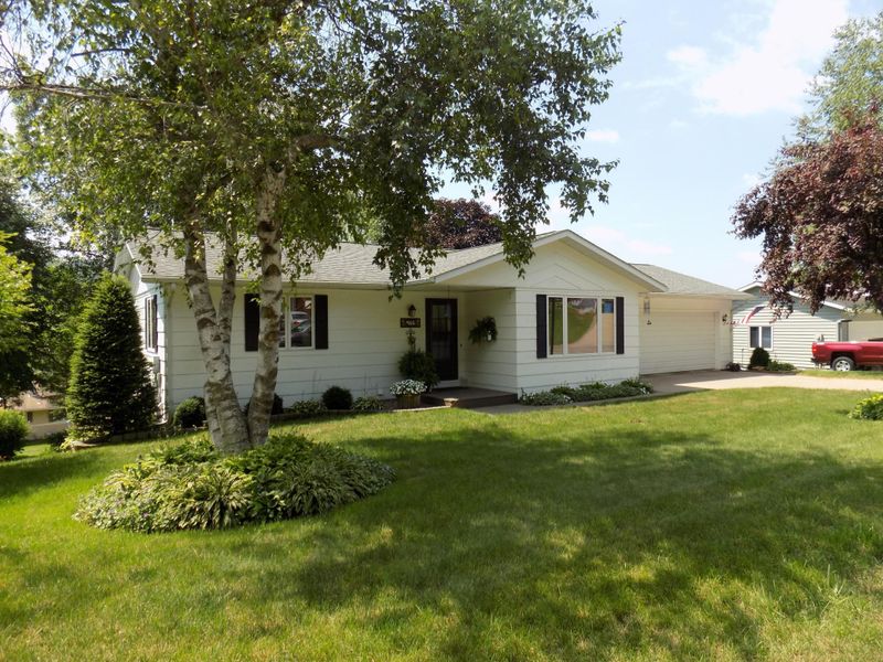 466 Sunnyview Dr, Rollingstone, MN 55969