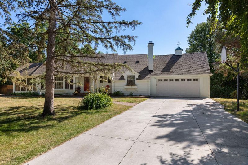 4728 Fairhills Rd W, Minnetonka, MN 55345