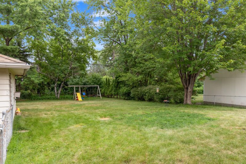 1327 Rose Pl, Roseville, MN 55113