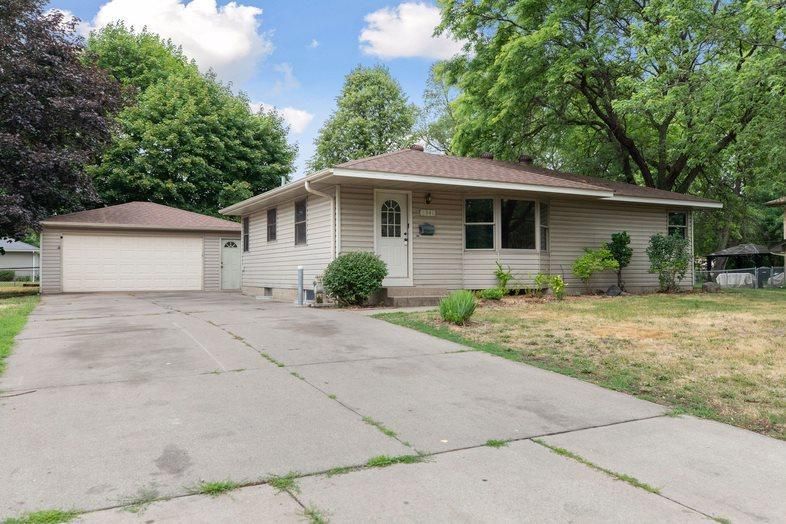 6941 Douglas Dr N, Brooklyn Park, MN 55429