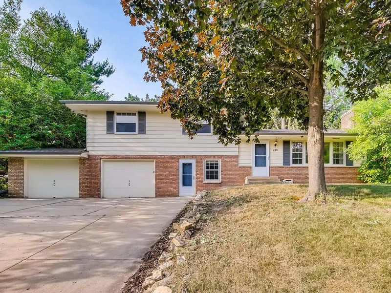 780 Sextant Ave W, Roseville, MN 55113
