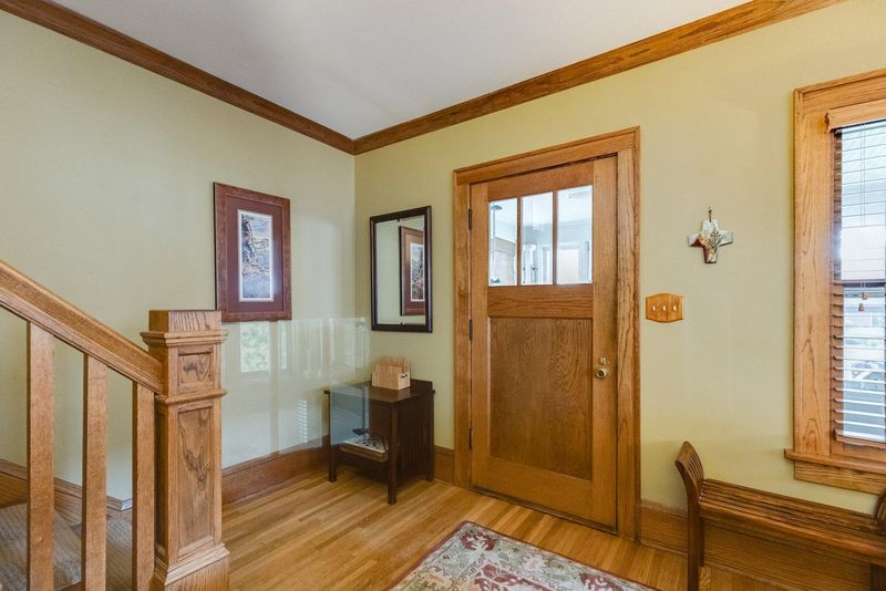 1711 Stanford Ave, Saint Paul, MN 55105