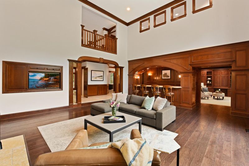 160 Spur Cir, Wayzata, MN 55391