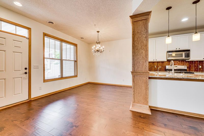 1932 Shamrock Pl, Chaska, MN 55318