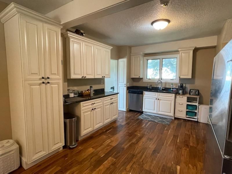 402 2nd St N, Ellendale, MN 56026