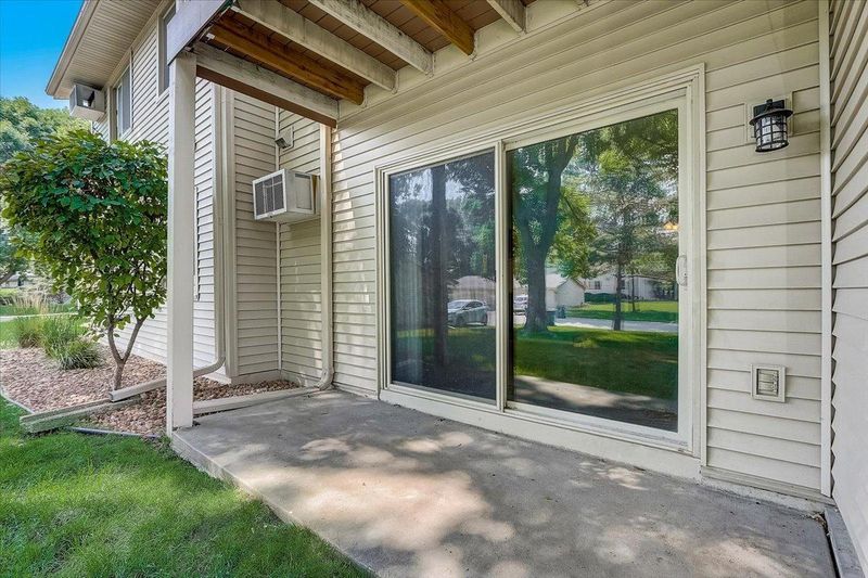 8850 Jasmine Ln, Eden Prairie, MN 55344
