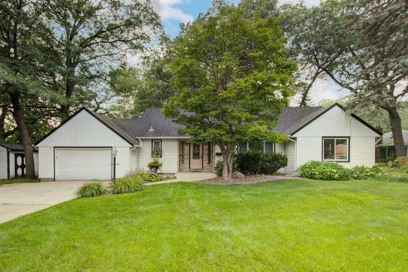 5421 Twin Lake Blvd E, Brooklyn Center, MN 55429