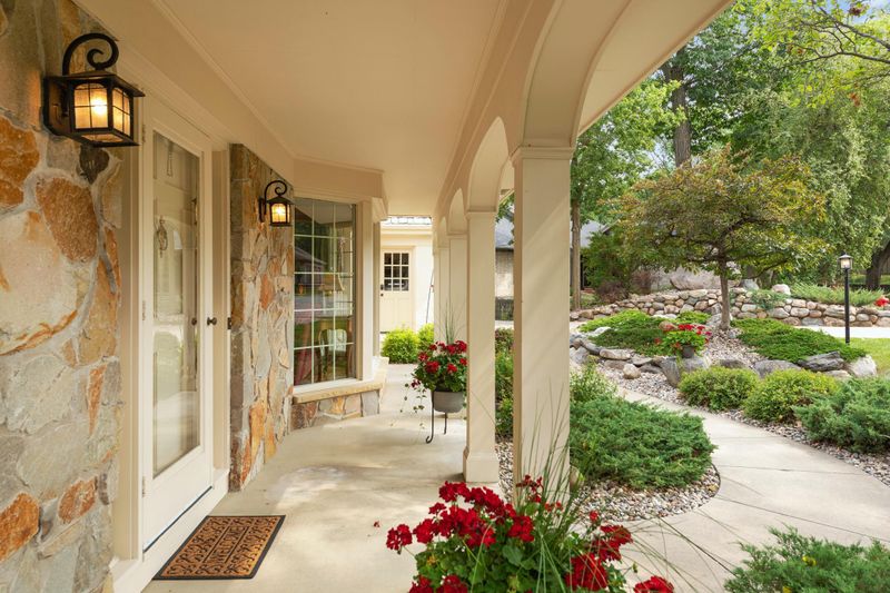 8083 Kentucky Cir, Bloomington, MN 55438