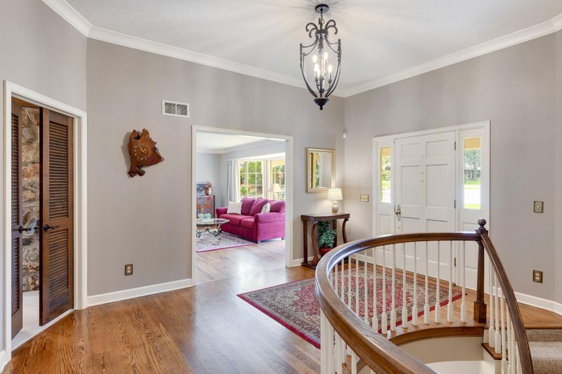 8083 Kentucky Cir, Bloomington, MN 55438