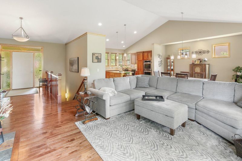 26 Osprey Ct, North Oaks, MN 55127
