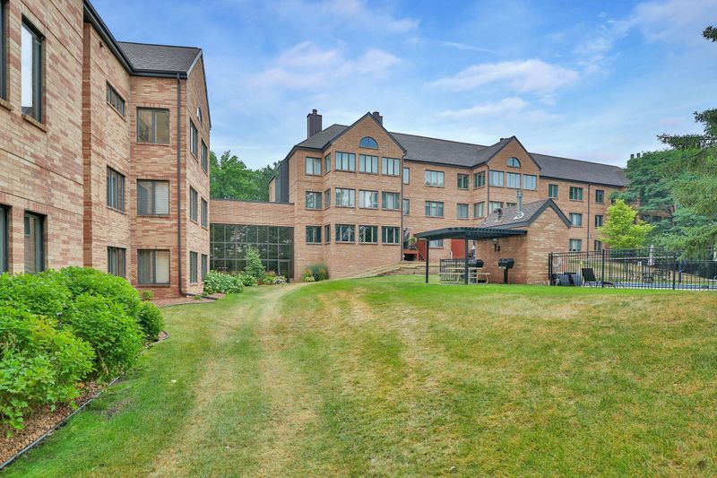 1830 Eagle Ridge Dr #1010, Mendota Heights, MN 55118