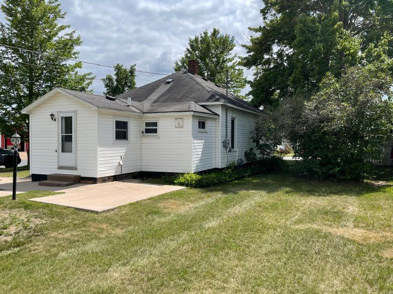 102 Spruce St, Spooner, WI 54801
