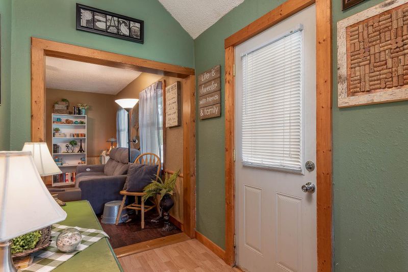 207 E South St, Janesville, MN 56048
