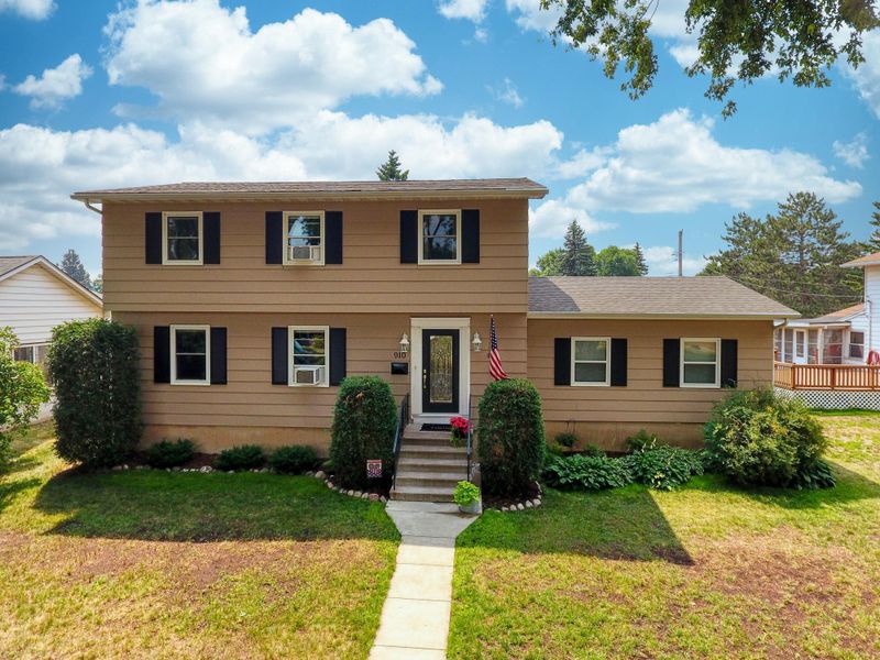 910 10th St S, Virginia, MN 55792