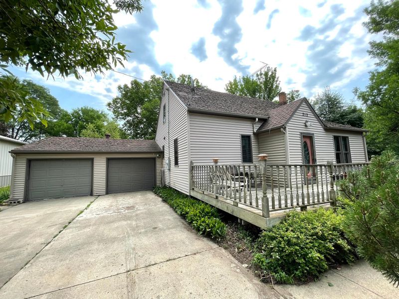 212 Oak St N, Comfrey, MN 56019