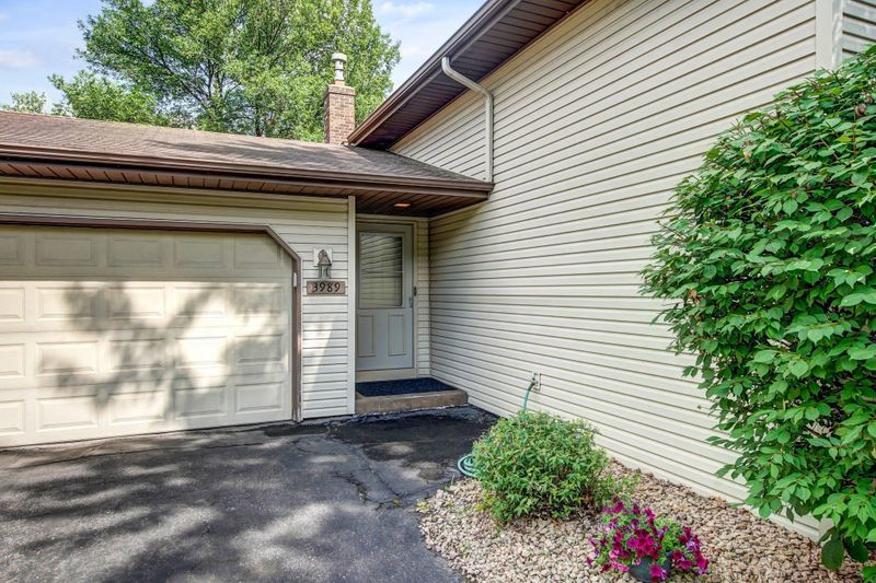 3989 Goodwin Ave N, Oakdale, MN 55128