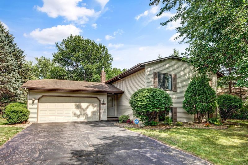 3989 Goodwin Ave N, Oakdale, MN 55128