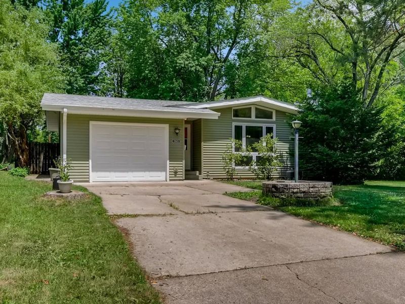 2065 Nebraska Ave E, Saint Paul, MN 55119