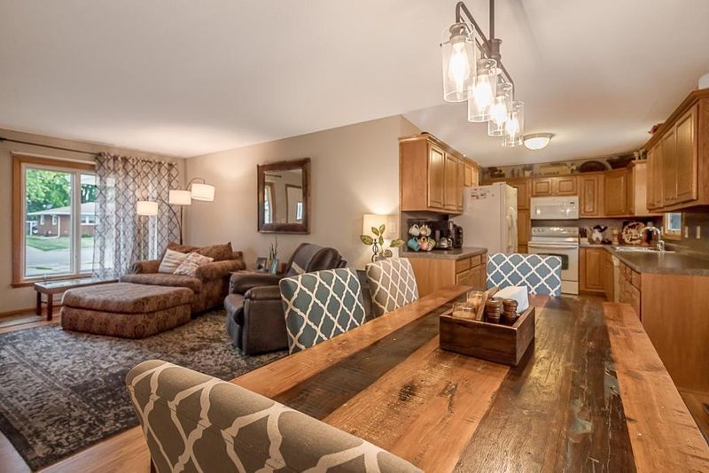 385 N Montgomery Ave, Le Center, MN 56057