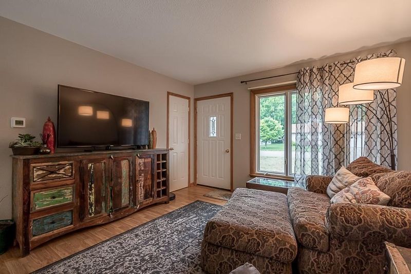 385 N Montgomery Ave, Le Center, MN 56057