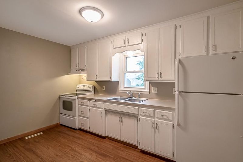 211 S Montgomery Ave, Le Center, MN 56057