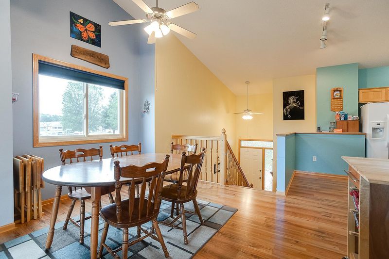 1054 Honeysuckle Ln SE, Cambridge, MN 55008